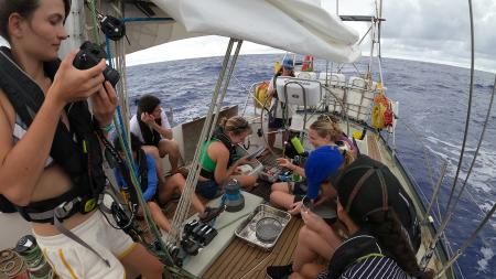 L'équipage du projet Exxpedition à bord d'un voilier