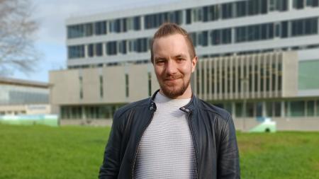 Portrait de Théo Arnaud devant le bâtiment S