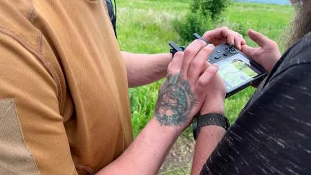 Deux combattants testent un nouveau drone qu’ils souhaitent utiliser à des fins de renseignement militaire, à quelques centaines de mètres des lignes russes