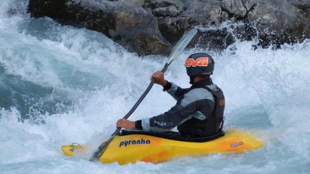 Photo d'un Kayakiste sur rapides