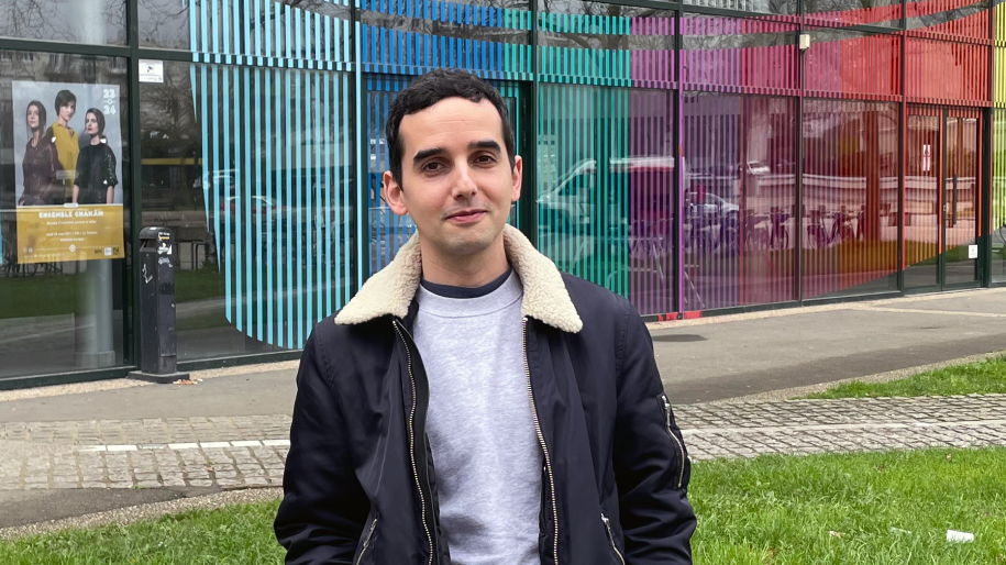 Portrait de Mikaël Bernard devant le Tambour