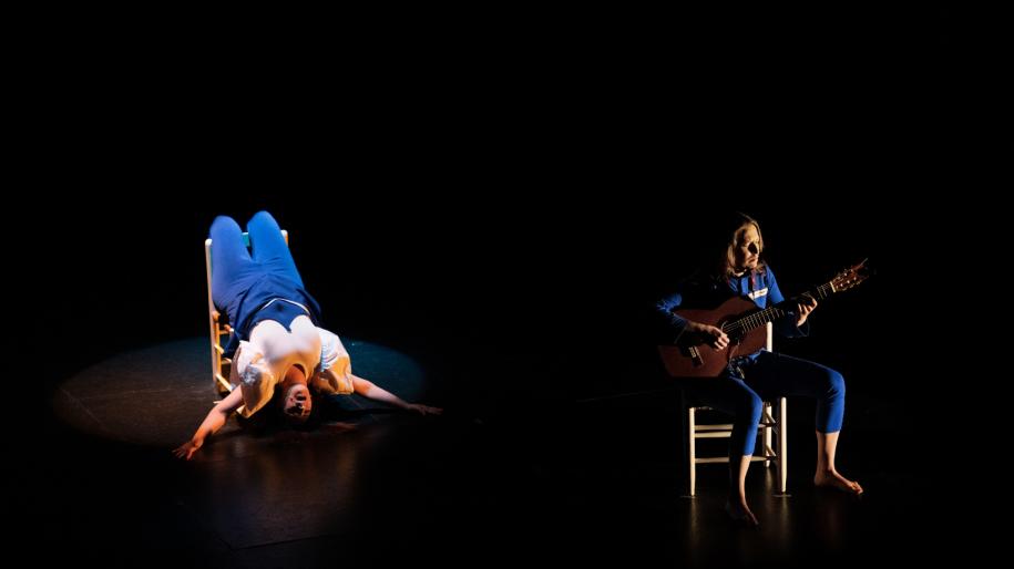 Une danseuse et une guitariste sur scène