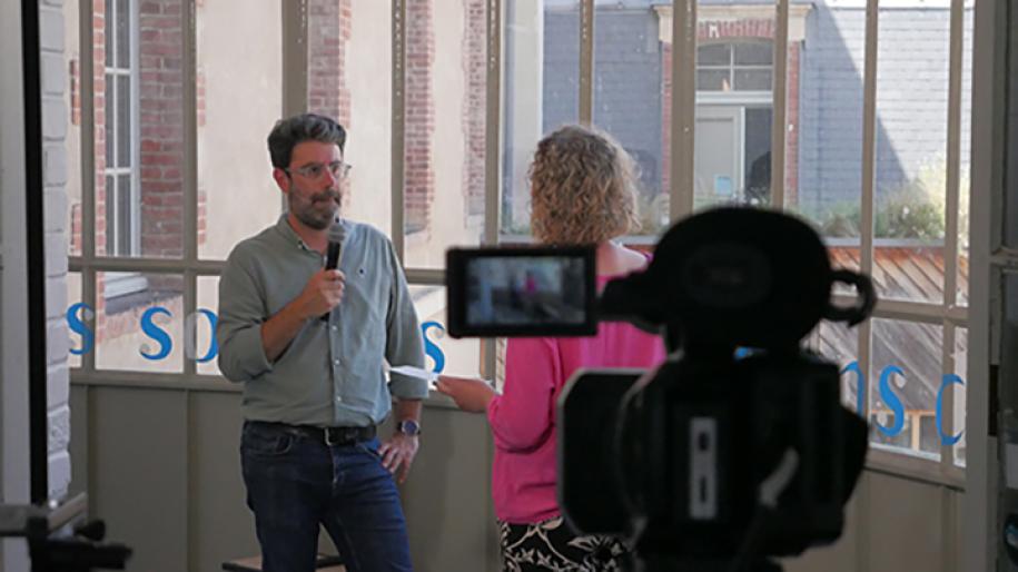 Benoit Feildel, vice-président Sciences et société derrière la caméra lors du tournage de l'R du temps