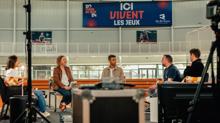 Plateau TV au Stade Robert Poirier pour l'émission L'R du temps