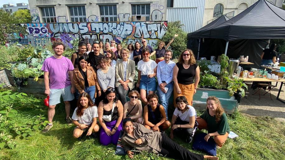 Photographie des étudiants en M1, master des Approches créatives de l'espace public pendant le festival Féral 2023