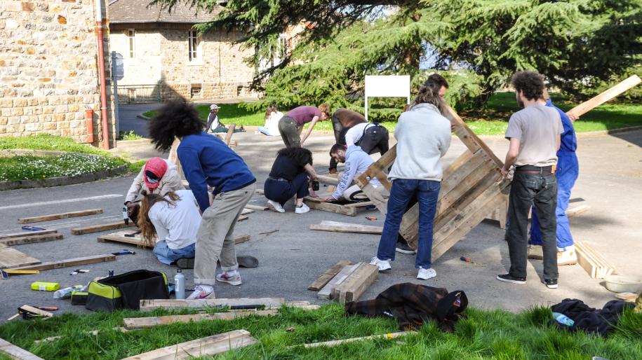 Fabrication de bacs potagers au Bois Perrin avec Coeurs Résistants et les Cols verts en mars 2022