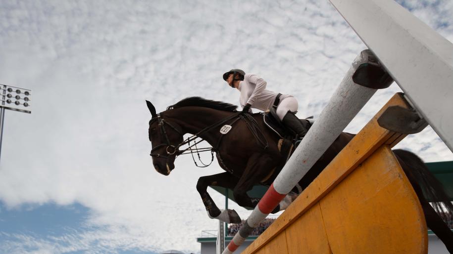 Jeune fille monte à cheval lors d'un championnat