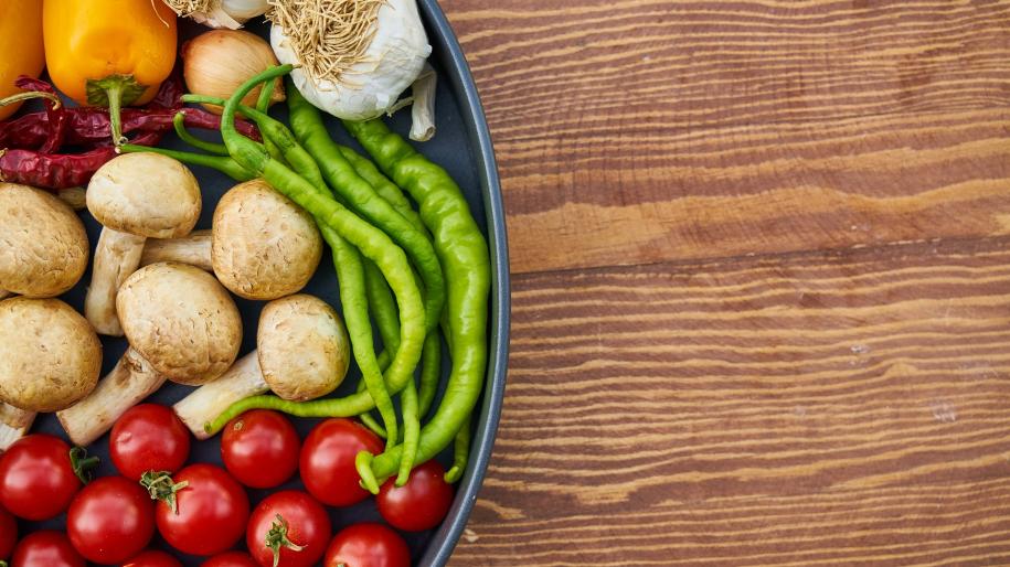 Bol de légumes sur une table en bois