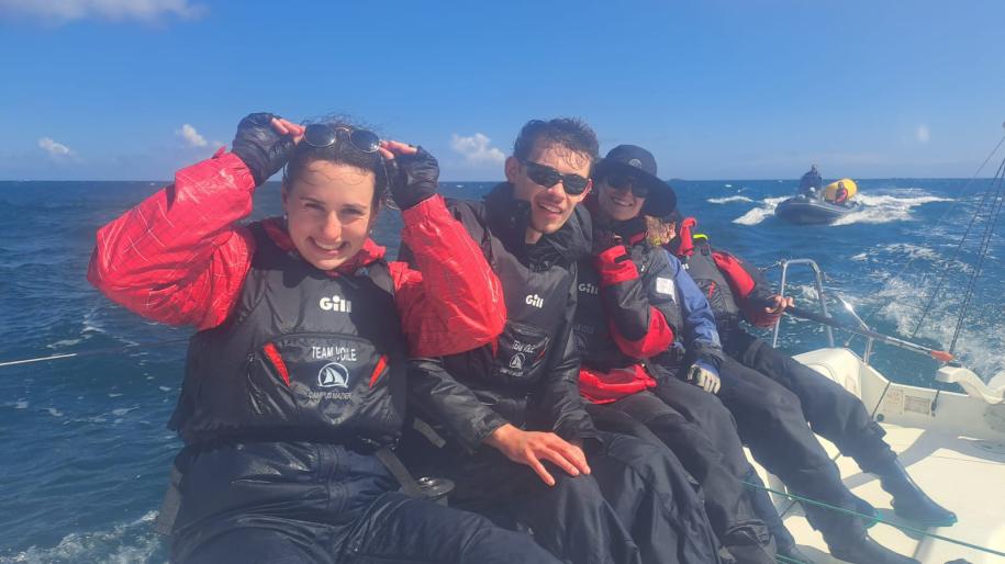 un groupe d'étudiants assis dans un bateau