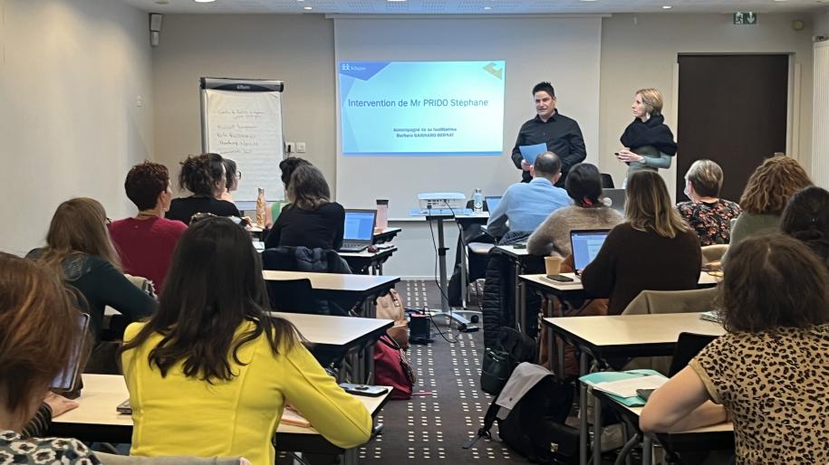 la première promotion du DIU Autisme lors de l'intervention avec un auto-représentant de l'ADAPEI 35, Stéphane PRIDO 