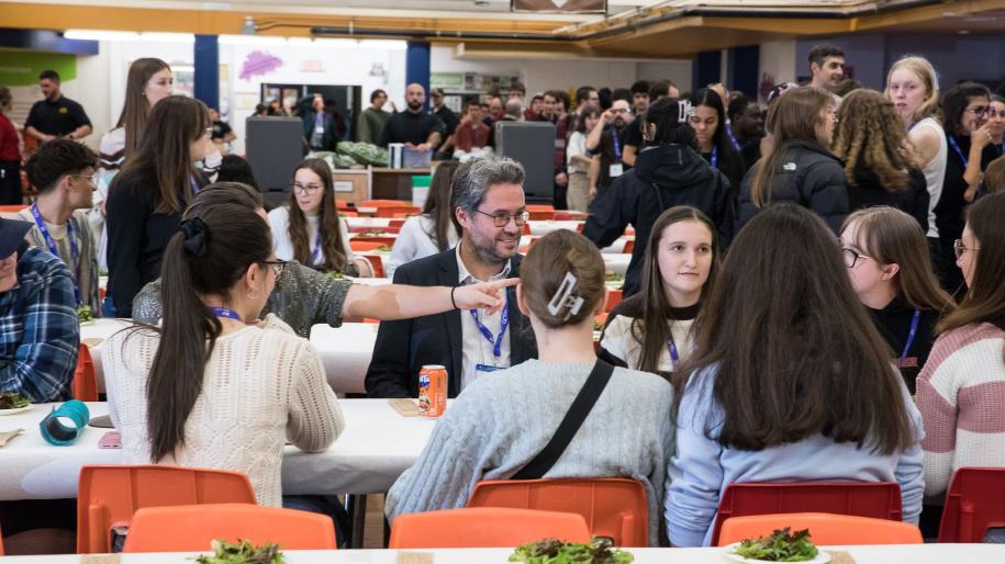 Sylvain Delouvée déjeunant avec des étudiantes au 26e Forum international Sciences Société