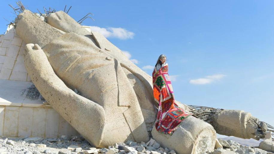 Debout sur la statue renversée de Hafez Al-Assad, qui surplombait la ville de Deir Atiyeh, dans le Qalamoun (ouest du pays)… La Chute, de Mohamad Khayata, installation-photo.