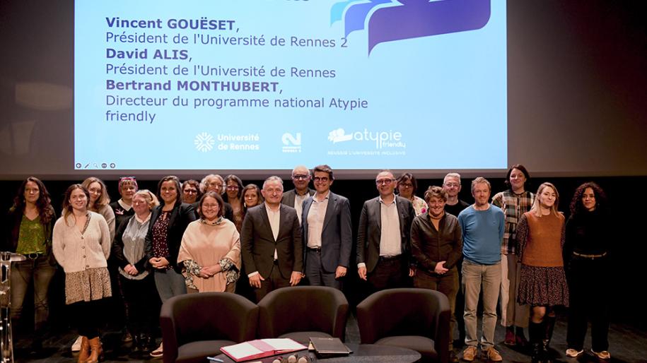 photo de groupe à la signature Atypie Friendly