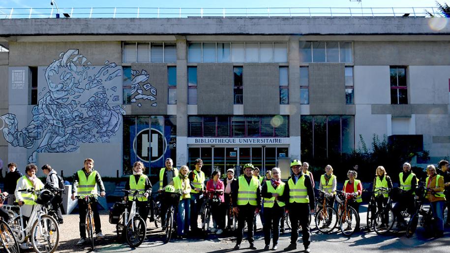 photo de groupe devant la BU centrale à Villejean