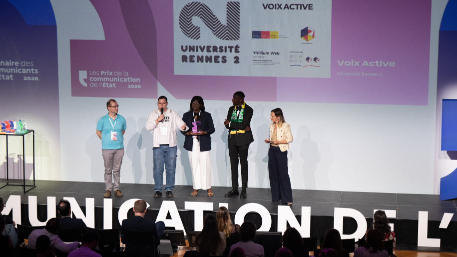 les étudiants lauréats reçoivent leur prix sur scène
