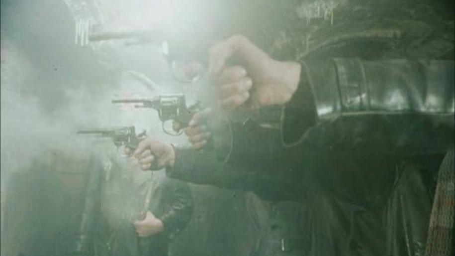 Scène du film montrant une exécution sommaire effectuée par la Tchéka.