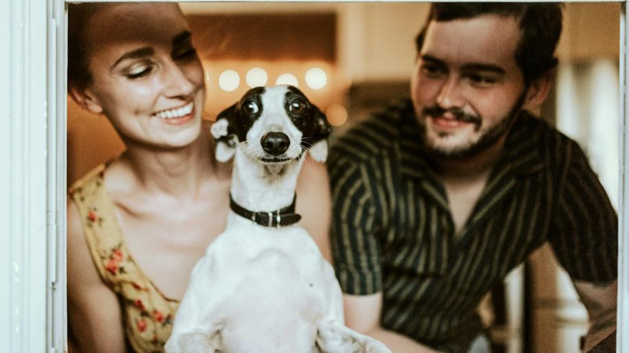 Photo d'un couple entourant un chien