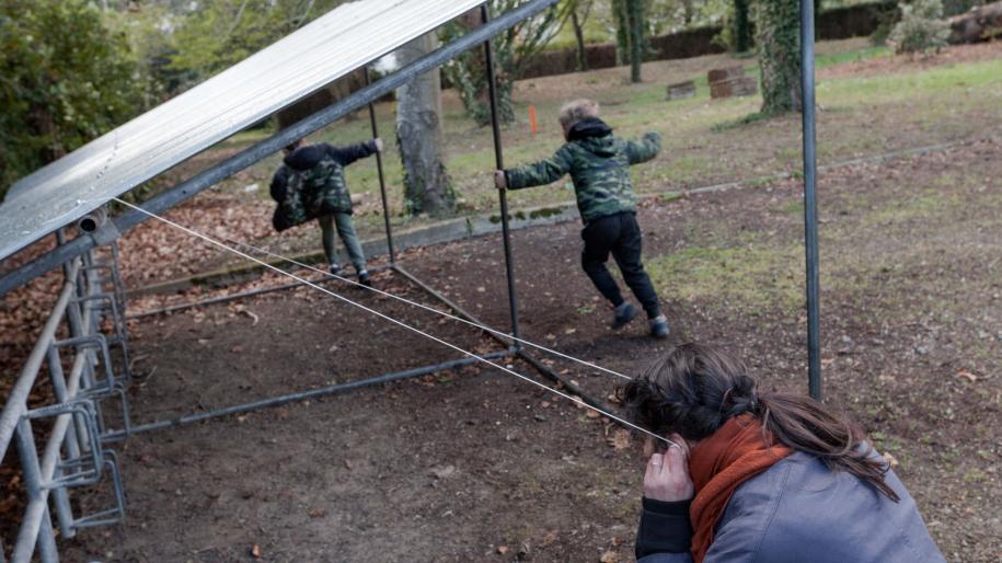 des enfants jouent dans un parc pour enfants