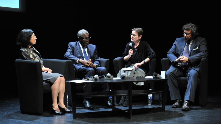 R. Dickason prononce l'éloge lors de la cérémonie Honoris Causa en l'honneur du Dr Mukwege