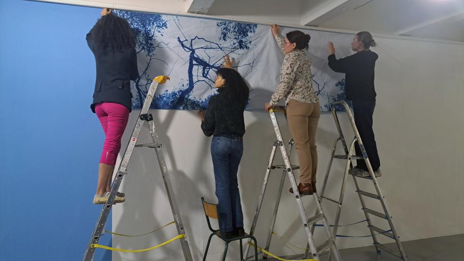 des étudiantes participent au montage de l'exposition à la galerie art et essai