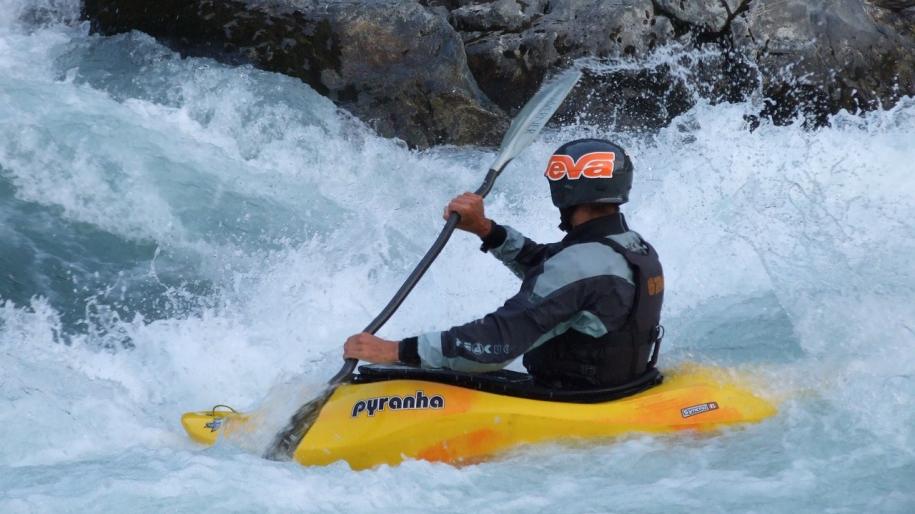 Photo d'un Kayakiste sur rapides