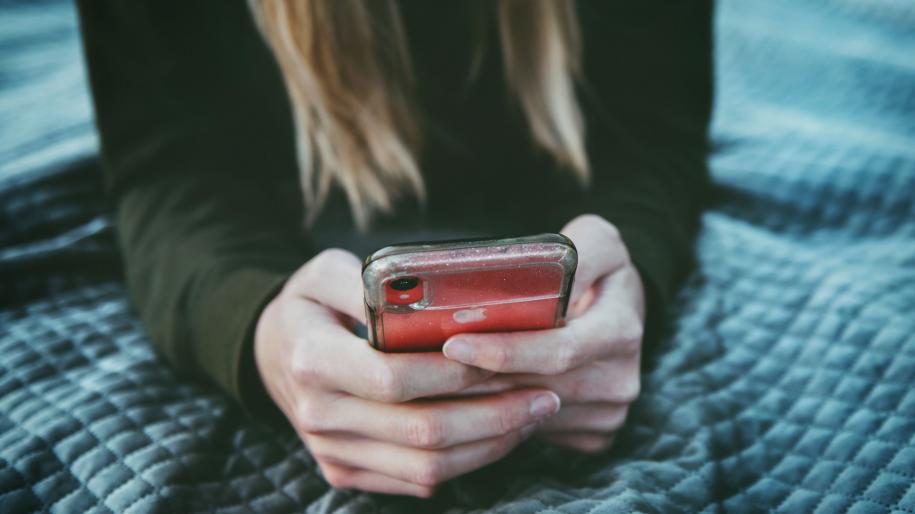 adolescente sur son téléphone portable