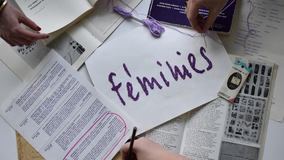 Le mot féminies écrit sur du papier