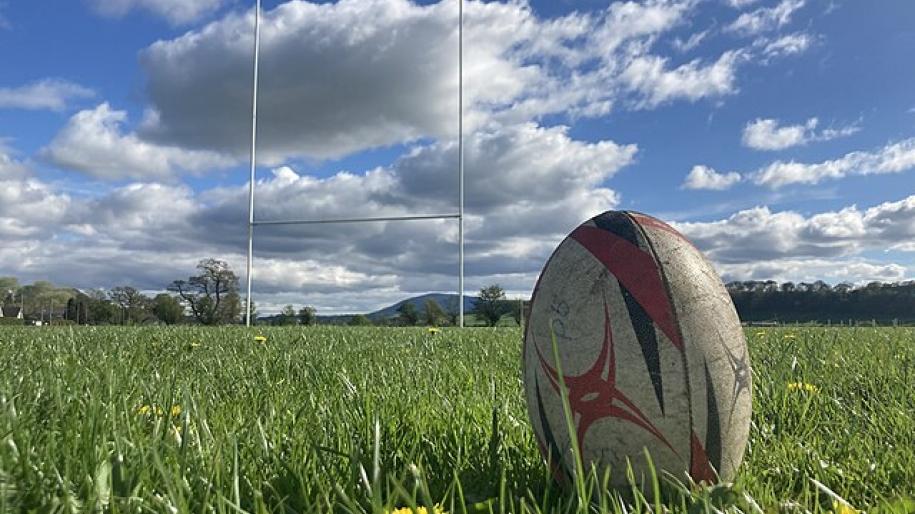 ballon de rugby sur un terrain 