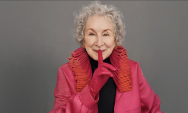Photo de Margaret Atwood, couverture du livre des vies mémoires écarlates
