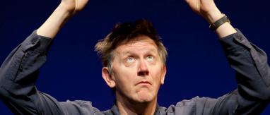 Jos Houben tient un chapeau au dessus de sa tête