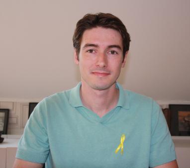 Tivizio Pavic portant le ruban jaune, symbole de lutte contre l'endométriose. 