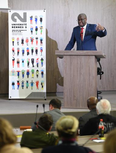 Denis Mukwege derrière un pupitre donne une conférence à l'Université Rennes 2