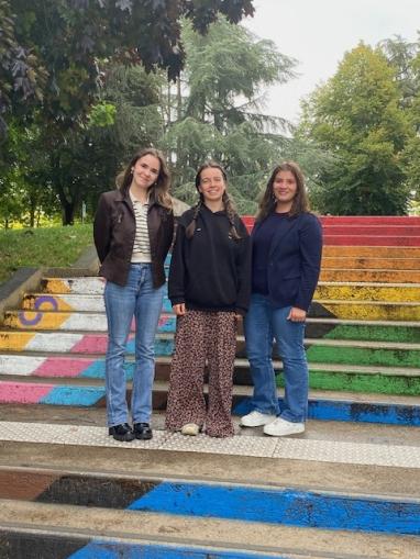 les 3 ambassadrices étudiantes EMERGE posent devant les marches arc-en-ciel sur le campus Villejean