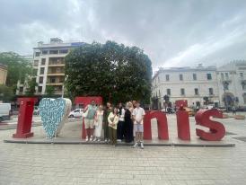 étudiants devant les lettres I love Tunis