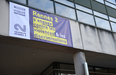 bâche sur le batiment présidence Rennes 2 s'engage contre les violences et les discriminations