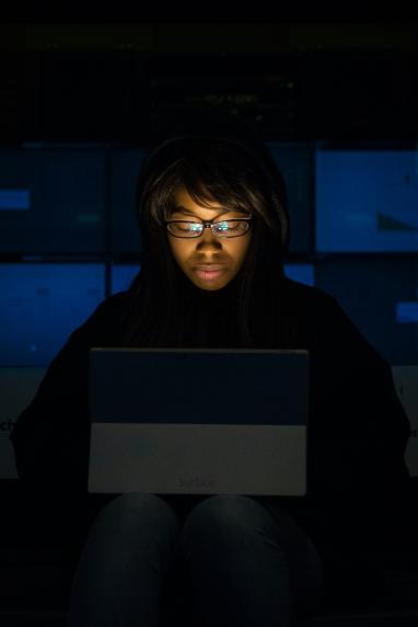 portrait de femme devant un ordinateur