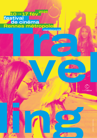 Affiche du festival Travelling 2026. L'image est coupé en deux parties. En haut on y voit deux femmes en train de mixer, une prote un casque l'autre lui fait fasse. Sur la deuxième partie de la photo, on y voit les deux mêmes femmes probablement à Los Angeles traverser la rue. Une porte des grandes lunettes et des grandes boucles de grandes créoles, l'autre un sac à main. Les deux photos sont très contrastés, avec la couleur jaune et rose. On y voit écrit par dessus "TRAVELLING", puis les dates du festival