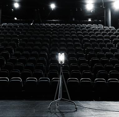 Photo d'une salle de spectacle vide du point de vue de la scène