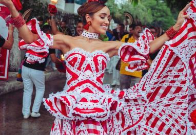 Femme dansant de la cumbia