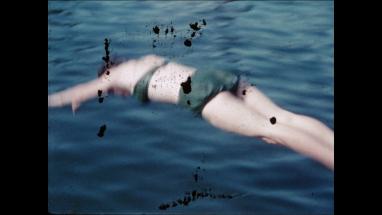 Une femme plongeant, extrait du film ultraviolette