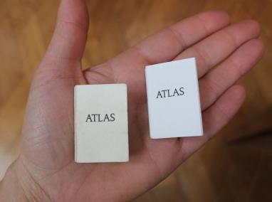 Mini atlas, main Marcel Broodthaers, La Conquête de l’espace. 
