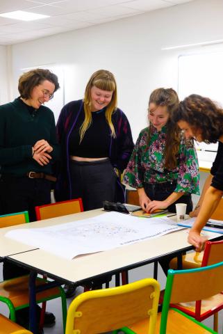 Personnels de l'université en réflexion