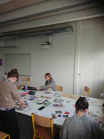 Personnes qui font du collage