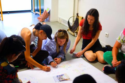 Etudiantes qui dessinent la carte