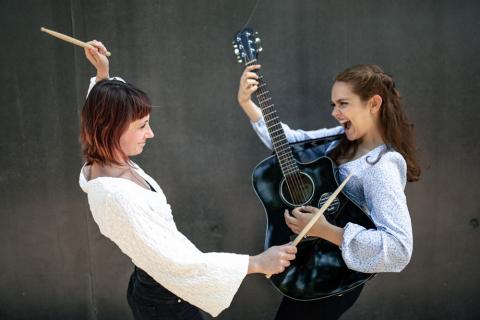 Marta Herschel et Camille Doucet en plein affrontement armées de leurs instruments