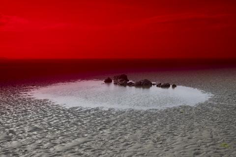 Plage rouge dystopique