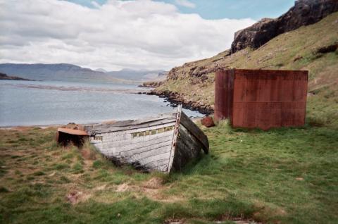 Paysage bord de l'eau et barque abandonnée