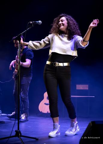 Mélodie Mô en train de performer sur scène