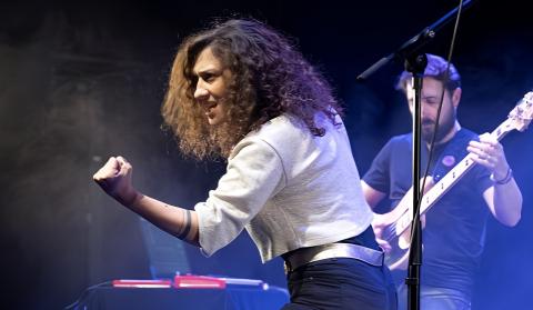 Mélodie Mô sur scène pour son spectacle "LibrEs !" 