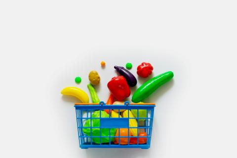 Photo d'un panier rempli de légumes en plastique